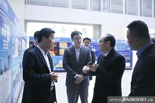 SOHO中国有限公司董事长潘石屹莅临ng电子游戏幕墙考察旅行